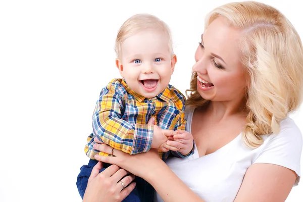 Giovane madre che gioca con il suo piccolo figlio . — Foto Stock