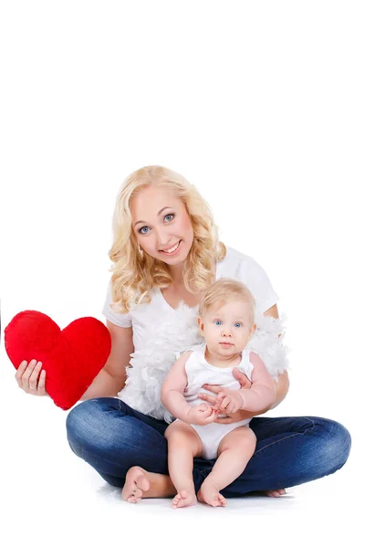 Feliz madre y su hijo sosteniendo un corazón rojo — Foto de Stock