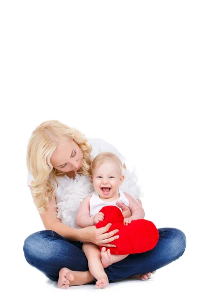 Feliz madre y su hijo sosteniendo un corazón rojo —  Fotos de Stock
