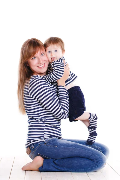 Joven madre jugando con su pequeña hija . — Foto de Stock