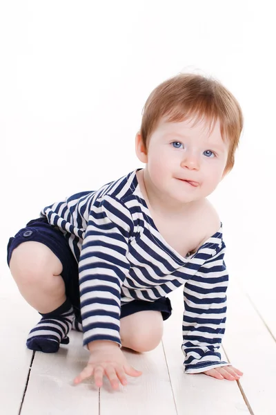 Retrato de uma menina em um fundo branco . — Fotografia de Stock