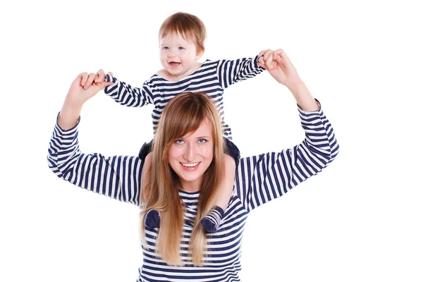 Joven madre jugando con su pequeña hija . — Foto de Stock