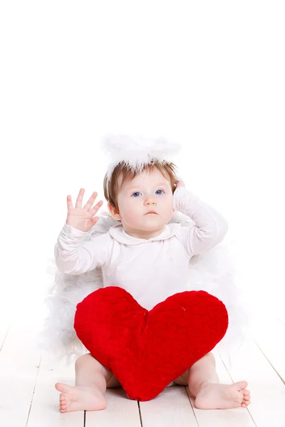 Pequeno anjo com coração vermelho isolado no branco . — Fotografia de Stock