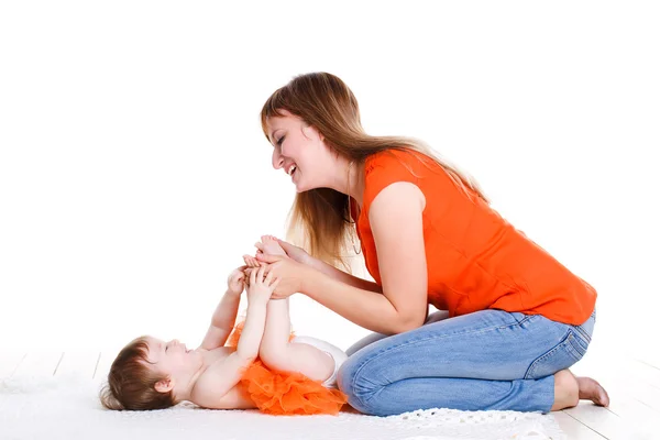 Jeune mère jouant avec sa petite fille . — Photo