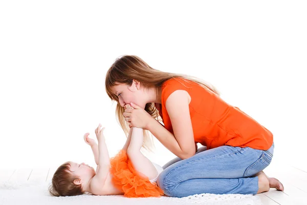 Joven madre jugando con su pequeña hija . — Foto de Stock