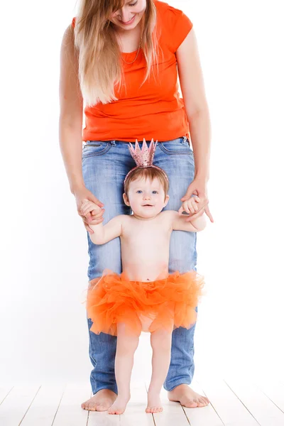 Maman avec une jeune fille vêtue d'un costume de princesse. — Photo