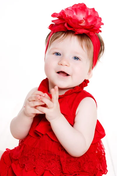 Porträtt av en liten flicka på en vit bakgrund. — Stockfoto