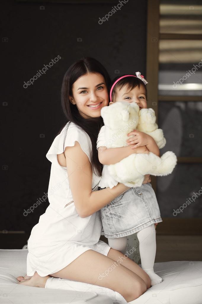 Дочка брюнетка. Кавказские девушки с детьми. Фотосессия мама и дочь. Брюнетка с маленькой дочкой. Дочка брюнетка.