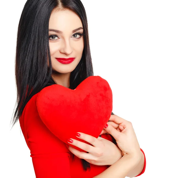 Портрет красивой женщины с ярким макияжем и красным сердцем в руке — стоковое фото