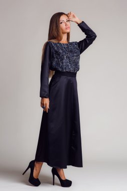 Portre-stil - hafif bir arka plan üzerinde profesyonel model.