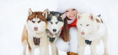 Siberian dış yapraklar - Husky ile güzel bir kadın portresi.