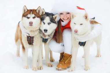 Siberian dış yapraklar - Husky ile güzel bir kadın portresi.