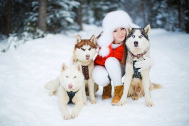 Siberian dış yapraklar - Husky ile güzel bir kadın portresi.