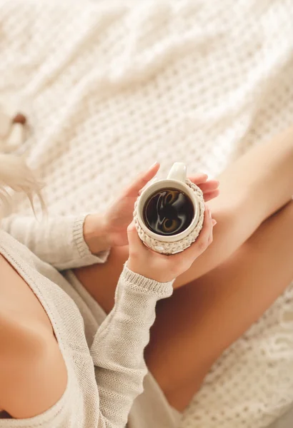 Femme avec une tasse de café au lit . — Photo