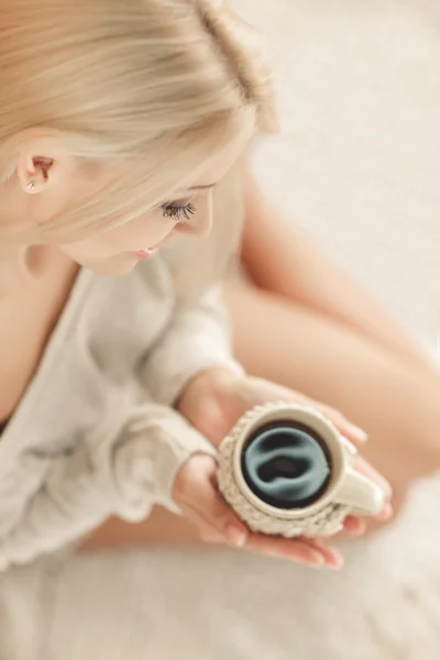 Mulher com uma xícara de café na cama . — Fotografia de Stock