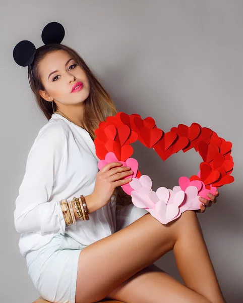 Beautiful woman with symbol Valentine's day in his hands. — Stock Photo, Image