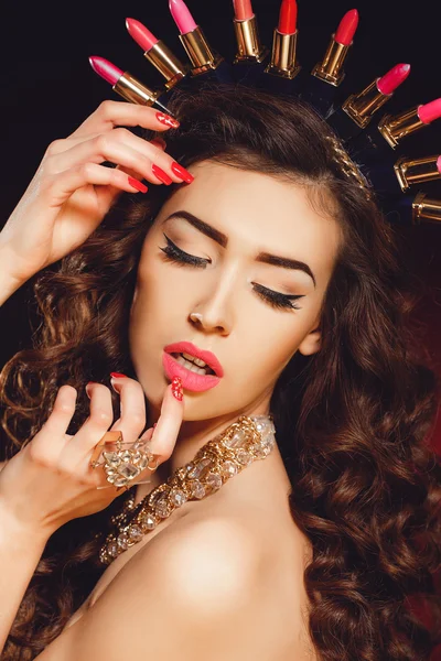 Elegante cara femenina reina con labios rojos y maquillaje de ojos negros —  Fotos de Stock