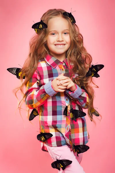 Retrato de estúdio de uma menina com borboletas tropicais . — Fotografia de Stock