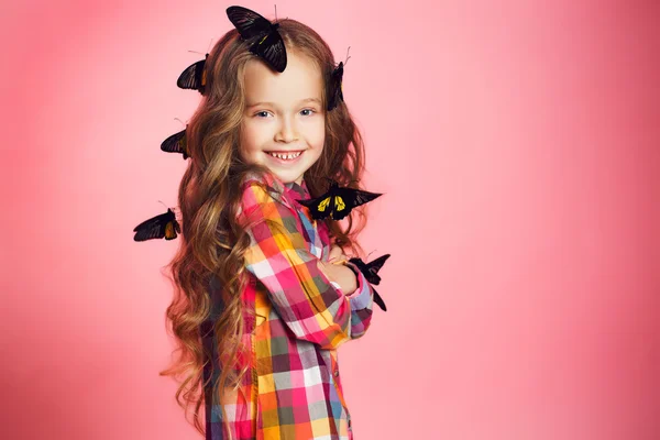 Retrato de estúdio de uma menina com borboletas tropicais . — Fotografia de Stock