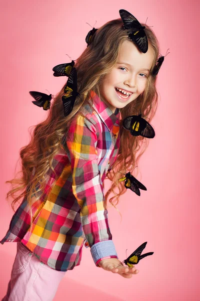 Retrato de estúdio de uma menina com borboletas tropicais . — Fotografia de Stock