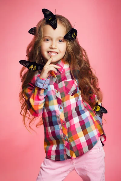 Studioporträt eines kleinen Mädchens mit tropischen Schmetterlingen. — Stockfoto
