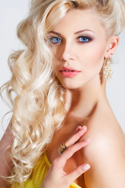 Studio portrait d'une superbe blonde de beauté . — Photo