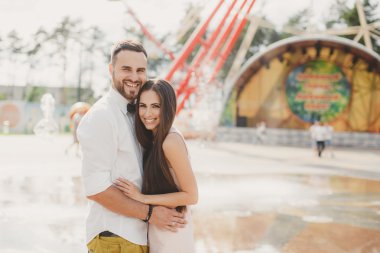 Yaz aylarında Park City aşık genç bir çift.