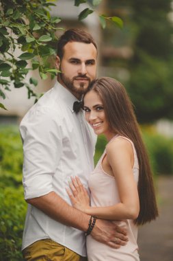 Yaz aylarında Park City aşık genç bir çift.