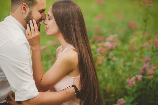 A young couple in love in the city Park in the summer. — Stock Photo, Image