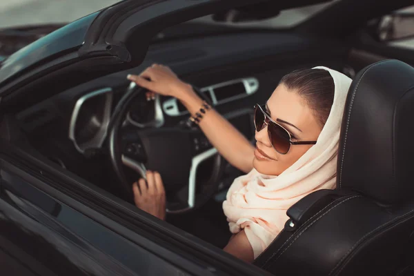 Retrato de una joven en un convertible negro . — Foto de Stock