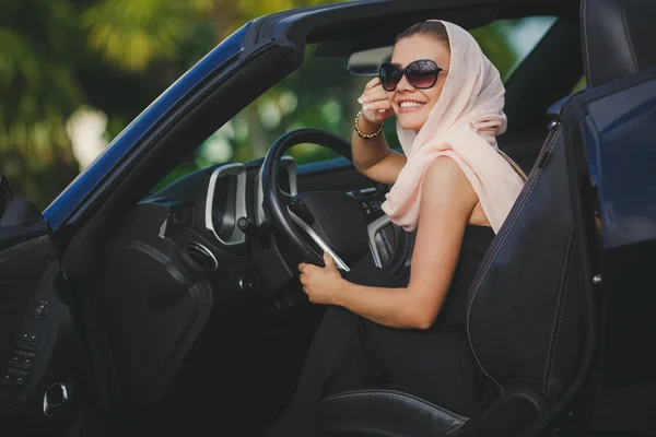 Retrato de una joven en un convertible negro . — Foto de Stock