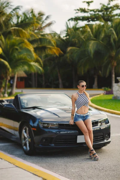 Mujer joven viajando en coche las ciudades de América . — Foto de Stock