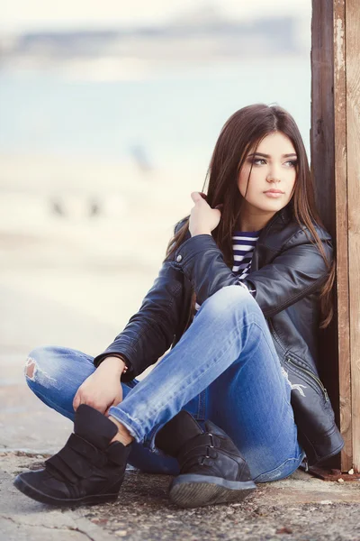 Portret van een mooie jonge vrouw zitten op de stoep. — Stockfoto