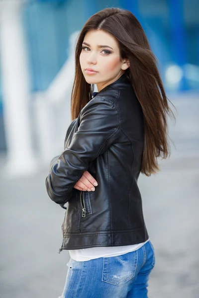 Yaz aylarında açık havada güzel şık bir genç kadın.