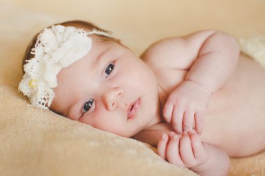 Çok güzel çocuk yatağına uyandım.