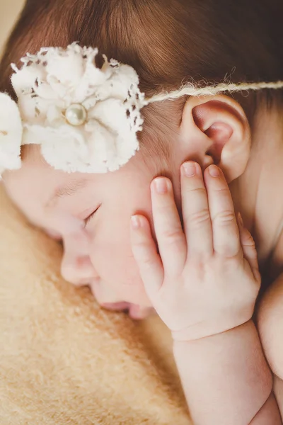 Foto eines neugeborenen Babys zusammengerollt schlafend auf einer Decke — Stockfoto