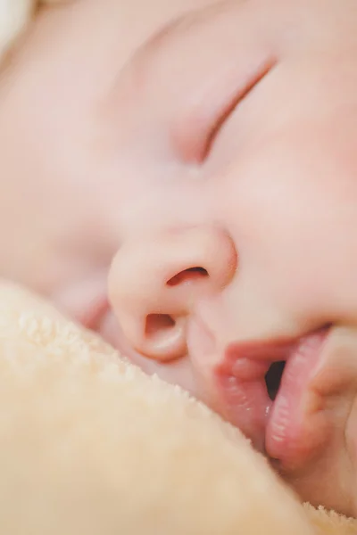 Foto eines neugeborenen Babys zusammengerollt schlafend auf einer Decke — Stockfoto