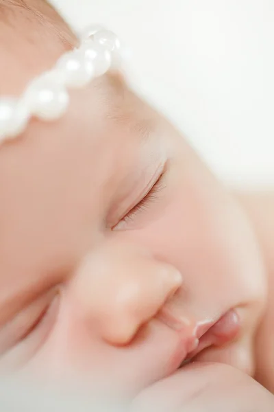 Photo of a newborn baby curled up sleeping on a blanket — Stock Photo, Image