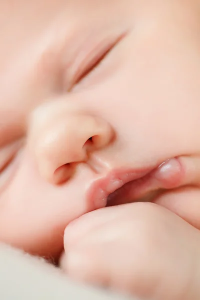 Photo of a newborn baby curled up sleeping on a blanket — Stock Photo, Image