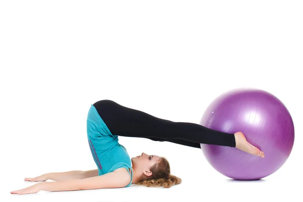 Flicka-fitness instruktör, visar övningar med en stor boll. — Stockfoto