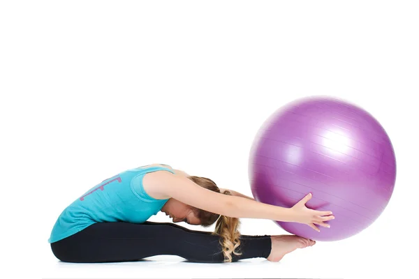 Chica instructor de fitness, muestra ejercicios con una pelota grande . — Foto de Stock