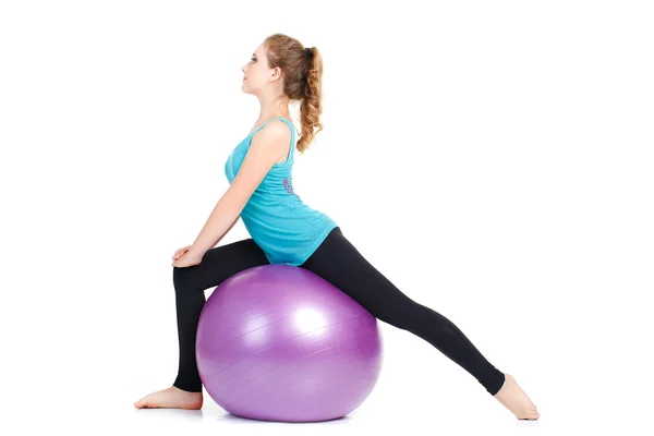 Istruttore di fitness femminile, mostra esercizi con una grande palla . — Foto Stock