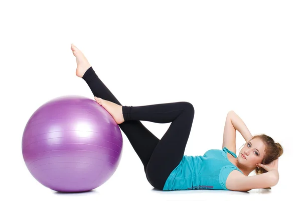 Chica instructor de fitness, muestra ejercicios con una pelota grande . — Foto de Stock