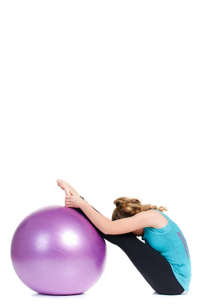 Chica instructor de fitness, muestra ejercicios con una pelota grande . — Foto de Stock