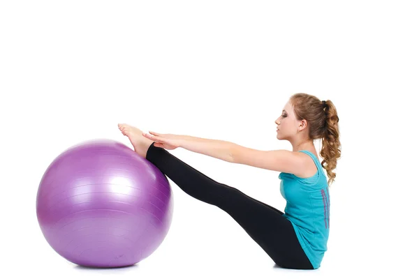 Chica instructor de fitness, muestra ejercicios con una pelota grande . —  Fotos de Stock