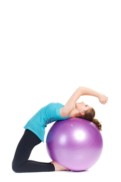 Chica instructor de fitness, muestra ejercicios con una pelota grande . — Foto de Stock