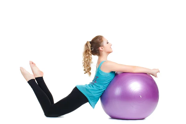 Chica instructor de fitness, muestra ejercicios con una pelota grande . — Foto de Stock