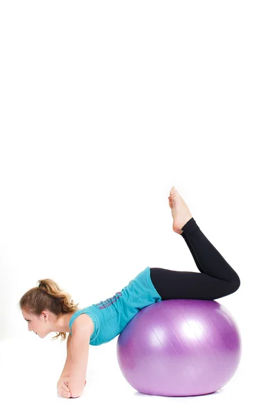 Chica instructor de fitness, muestra ejercicios con una pelota grande . — Foto de Stock