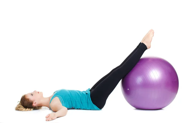 Flicka-fitness instruktör, visar övningar med en stor boll. — Stockfoto