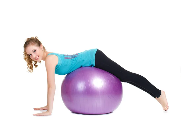 Flicka-fitness instruktör, visar övningar med en stor boll. — Stockfoto